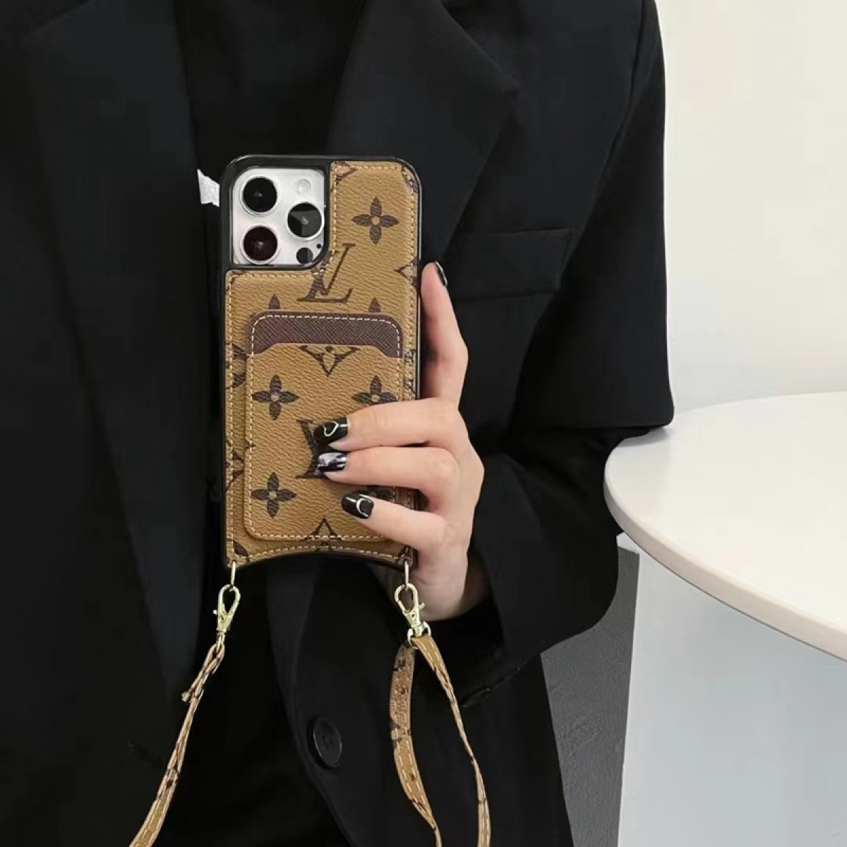 case para iphone 14 pro max con piedras y logo de lv y gg